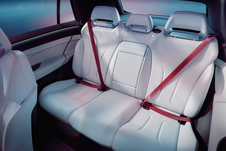 Trái tim" của Foxtron Model B là mô-tơ điện sản sinh công suất tối đa 230 mã lực. Theo Foxconn, mẫu crossover cỡ C này có thể chạy được 450 km sau khi sạc đầy pin. Tuy nhiên, Foxconn hiện chưa công bố thông tin về dung lượng pin của xe.