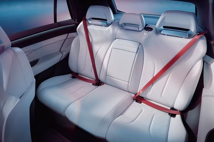 Trái tim" của Foxtron Model B là mô-tơ điện sản sinh công suất tối đa 230 mã lực. Theo Foxconn, mẫu crossover cỡ C này có thể chạy được 450 km sau khi sạc đầy pin. Tuy nhiên, Foxconn hiện chưa công bố thông tin về dung lượng pin của xe.