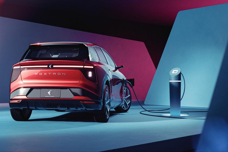 Dưới sự chắp bút của hãng Pininfarina, Foxtron Model B sở hữu thân xe với nhiều đường gân sắc sảo, dải đèn LED kéo dài hết chiều rộng đầu xe và đuôi xe, khe gió trên nắp ca-pô/cột D, camera kỹ thuật số thay cho gương chiếu hậu cũng như phần nóc mượt mà. Tất cả những chi tiết này giúp giảm hệ số lực cản không khí của xe xuống còn 0,26 Cd.