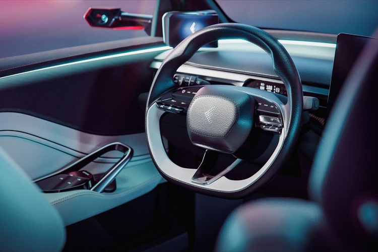 Vô lăng của Foxtron Model B được thiết kế vát đáy thể thao, phối 2 màu tương phản độc đáo và tích hợp nhiều nút bấm cơ học. Đó là lý do vì sao phía bên dưới màn hình trung tâm không hề có các phím cơ học như thường thấy. Có một điều thú vị là Foxtron Model B không được trang bị cụm điều khiển trung tâm nối giữa bệ tì tay trung tâm và mặt táp-lô như thông thường.