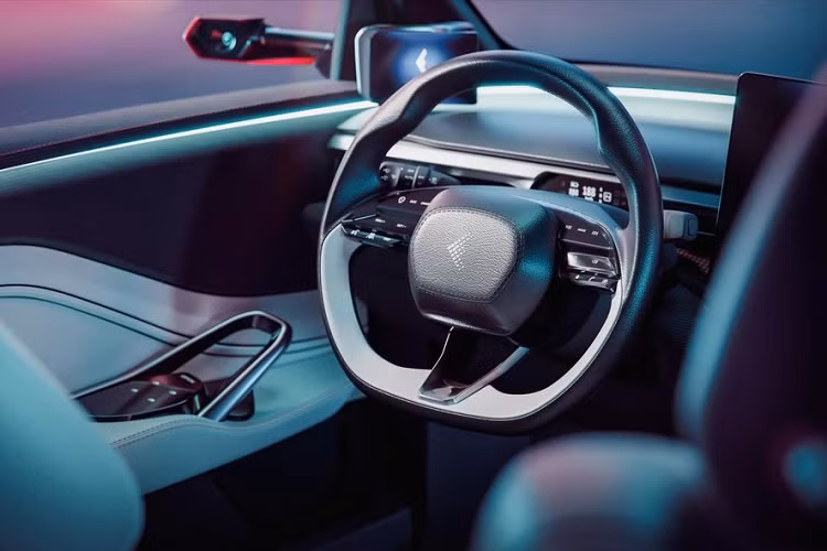 Vô lăng của Foxtron Model B được thiết kế vát đáy thể thao, phối 2 màu tương phản độc đáo và tích hợp nhiều nút bấm cơ học. Đó là lý do vì sao phía bên dưới màn hình trung tâm không hề có các phím cơ học như thường thấy. Có một điều thú vị là Foxtron Model B không được trang bị cụm điều khiển trung tâm nối giữa bệ tì tay trung tâm và mặt táp-lô như thông thường.