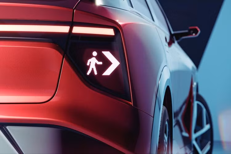 Ngoài ra, cụm đèn hậu công nghệ cao còn có thể hiển thị hình ảnh, ví dụ như tình trạng sạc của pin hoặc giao tiếp với những người tham gia giao thông khác.