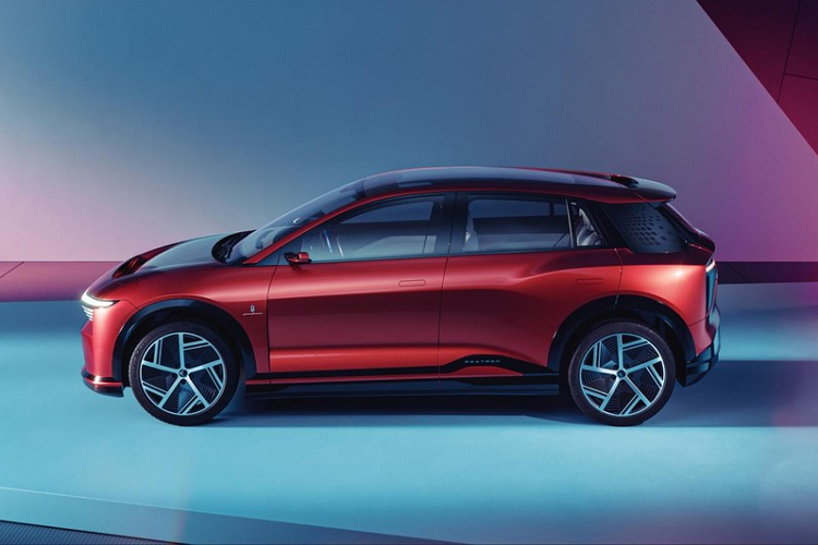 Foxtron Model B là mẫu xe điện khá hứa hẹn dành cho thị trường toàn cầu. Foxconn miêu tả Model B như mẫu crossover đô thị mặc dù xe sở hữu thiết kế giống hatchback hơn. Bản thân chiều cao gầm của Foxtron Model B cũng khá thấp, không giống crossover thông thường.