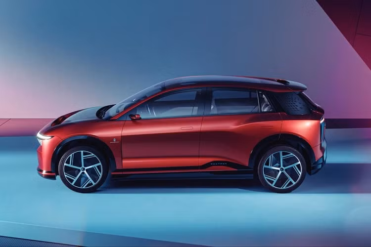 Foxtron Model B là mẫu xe điện khá hứa hẹn dành cho thị trường toàn cầu. Foxconn miêu tả Model B như mẫu crossover đô thị mặc dù xe sở hữu thiết kế giống hatchback hơn. Bản thân chiều cao gầm của Foxtron Model B cũng khá thấp, không giống crossover thông thường.