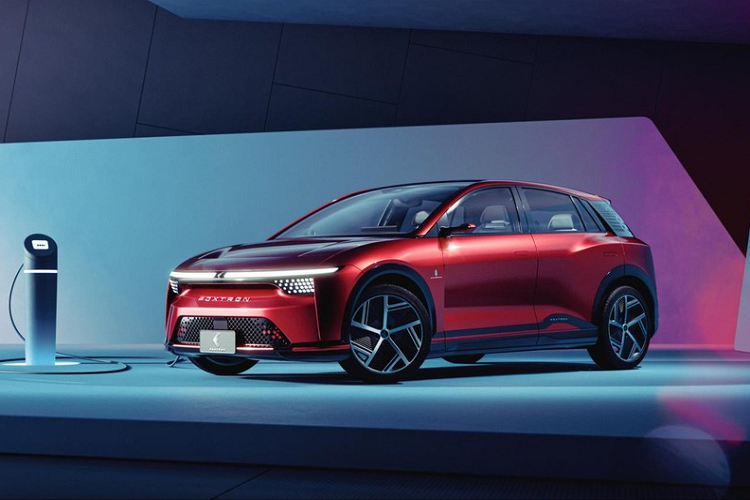 Được phát triển dựa trên cơ sở gầm bệ MIH, Foxtron Model B sở hữu chiều dài 4.300 mm, chiều rộng 1.865 mm, chiều cao 1.530 mm và chiều dài cơ sở 2.800 mm. Với kích thước này, Foxtron Model B hứa hẹn sẽ là đối thủ của VinFast VF7 nếu được bán ra các thị trường quốc tế.