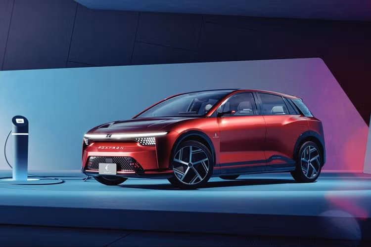 Được phát triển dựa trên cơ sở gầm bệ MIH, Foxtron Model B sở hữu chiều dài 4.300 mm, chiều rộng 1.865 mm, chiều cao 1.530 mm và chiều dài cơ sở 2.800 mm. Với kích thước này, Foxtron Model B hứa hẹn sẽ là đối thủ của VinFast VF7 nếu được bán ra các thị trường quốc tế.