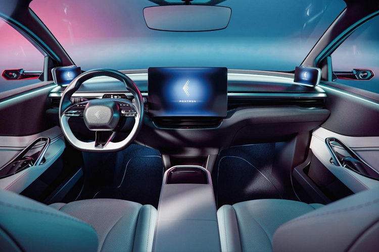 Bên trong Foxtron Model B là không gian nội thất 5 chỗ ngồi với những điểm nhấn đáng chú ý như màn hình cảm ứng trung tâm 15,6 inch, nằm độc lập trên mặt táp-lô. Bên cạnh đó là bảng đồng hồ kỹ thuật số rất nhỏ sau vô lăng và 2 màn hình ở cột A để phục vụ camera kỹ thuật số.