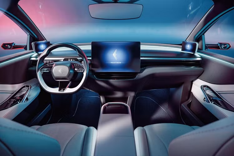 Bên trong Foxtron Model B là không gian nội thất 5 chỗ ngồi với những điểm nhấn đáng chú ý như màn hình cảm ứng trung tâm 15,6 inch, nằm độc lập trên mặt táp-lô. Bên cạnh đó là bảng đồng hồ kỹ thuật số rất nhỏ sau vô lăng và 2 màn hình ở cột A để phục vụ camera kỹ thuật số.