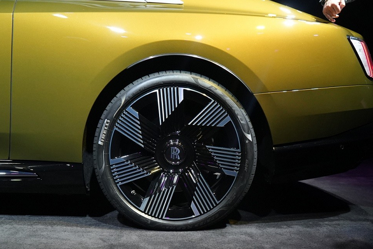 Ngoài ra, Rolls-Royce Spectre còn có hốc gió trung tâm cỡ lớn với những nan nằm ngang trên cản trước. Thiết kế này khiến khu vực đầu xe như rộng và bề thế hơn. Bên sườn, Rolls-Royce Spectre được trang bị nóc dốc mượt mà về phía sau, cửa mở ngược quen thuộc và logo hai chữ "R" sau chắn bùn trước.