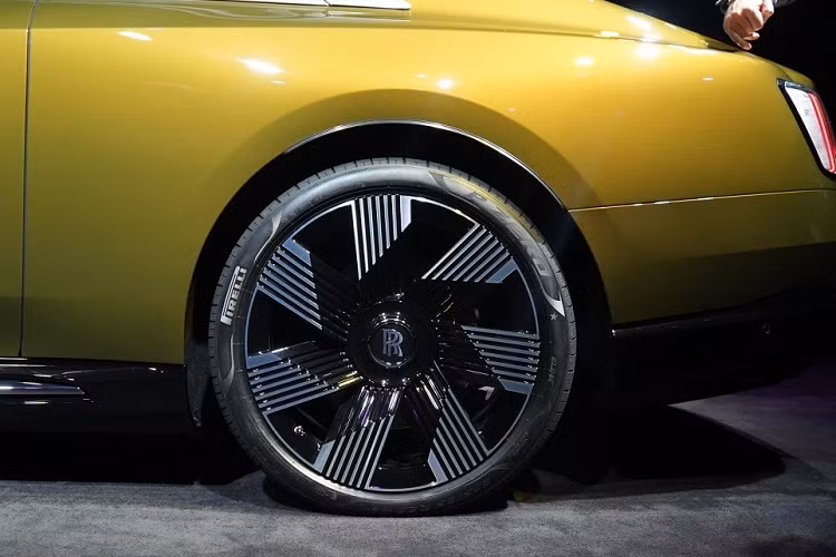 Ngoài ra, Rolls-Royce Spectre còn có hốc gió trung tâm cỡ lớn với những nan nằm ngang trên cản trước. Thiết kế này khiến khu vực đầu xe như rộng và bề thế hơn. Bên sườn, Rolls-Royce Spectre được trang bị nóc dốc mượt mà về phía sau, cửa mở ngược quen thuộc và logo hai chữ "R" sau chắn bùn trước.