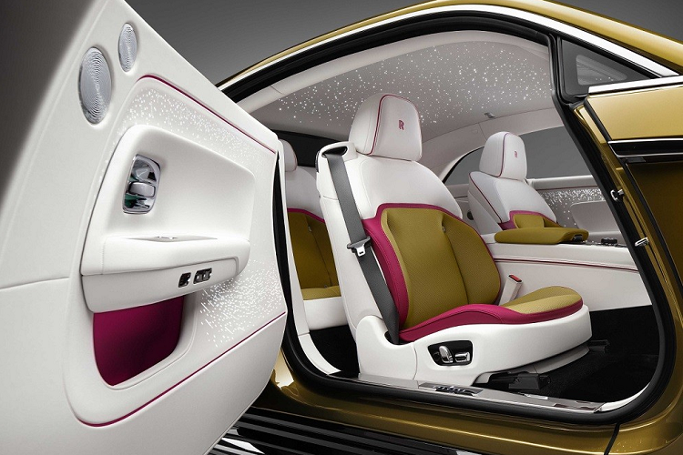 Nội thất của chiếc xe này cũng kết hợp những màu sắc khá táo bạo như trắng, nâu vàng và hồng. Những chi tiết nội thất đặc trưng của xe Rolls-Royce xuất hiện bên trong Spectre gồm có trần xe bầu trời sao với hơn 1.400 đèn LED, các núm xoay và cửa gió điều hòa với viền kim loại hay đồng hồ xem giờ trên mặt táp-lô.