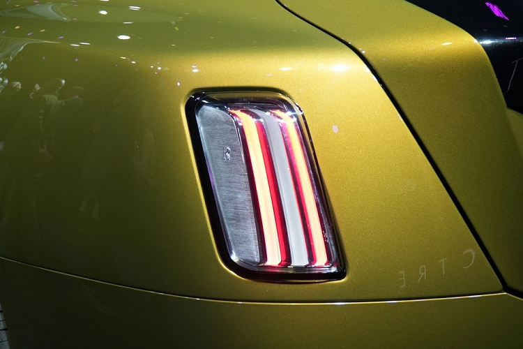 Cũng như những mẫu ô tô điện khác, xe dùng bộ vành hợp kim có thiết kế khí động lực học. Nhờ đó, Spectre sở hữu hệ số lực cản không khí chỉ 0,25 Cd, thấp nhất trong gia đình Rolls-Royce tính đến thời điểm này. Đằng sau Rolls-Royce Spectre xuất hiện cụm đèn hậu LED nằm dọc mới. Xen kẽ giữa đèn hậu là những chi tiết màu bạc để trang trí.