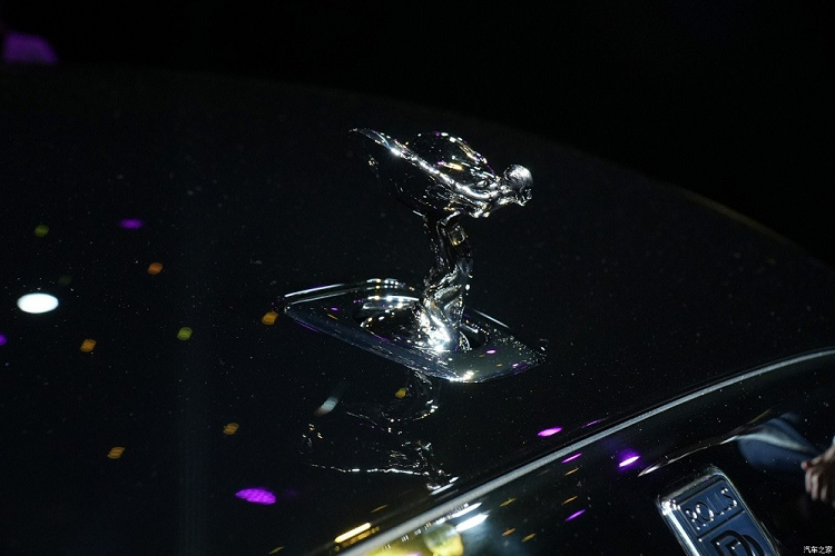 Nằm chính giữa đầu xe vẫn là lưới tản nhiệt được thiết kế dạng thác nước với những nan nằm dọc đặc trưng của thương hiệu Rolls-Royce và phát sáng trong đêm bằng 22 đèn LED. Trên đỉnh lưới tản nhiệt là biểu tượng "thiếu phụ bay" Spirit of Ecstasy không thể thiếu của xe Rolls-Royce.