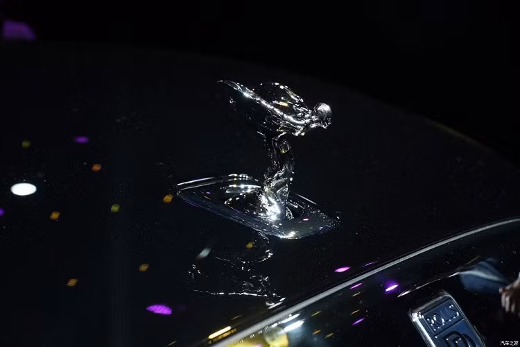 Nằm chính giữa đầu xe vẫn là lưới tản nhiệt được thiết kế dạng thác nước với những nan nằm dọc đặc trưng của thương hiệu Rolls-Royce và phát sáng trong đêm bằng 22 đèn LED. Trên đỉnh lưới tản nhiệt là biểu tượng "thiếu phụ bay" Spirit of Ecstasy không thể thiếu của xe Rolls-Royce.