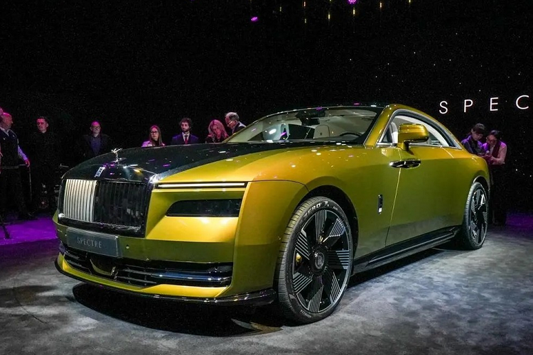 Tại Trung Quốc, giá xe Rolls-Royce Spectre 2023 khởi điểm từ 5,75 triệu Nhân dân tệ (khoảng 19,5 tỷ đồng). Như vậy, mẫu xe này đắt gấp đôi Rolls-Royce Spectre ở thị trường Mỹ vốn có giá từ 413.000 USD (9,8 tỷ đồng). Tương tự người anh em Phantom và Cullinan, Rolls-Royce Spectre cũng được phát triển dựa trên cơ sở gầm bệ hoàn toàn bằng nhôm.