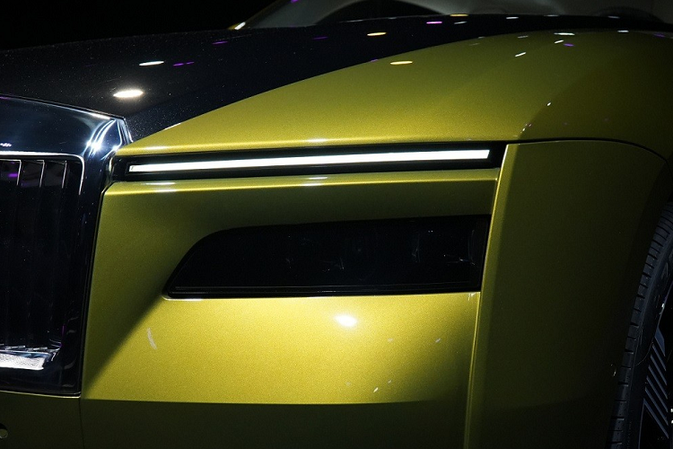 Mẫu xe Rolls-Royce Spectre chạy điện này mang trên mình thiết kế coupe 2 cửa với kích thước lớn, bao gồm chiều dài 5.453 mm, chiều rộng 2.080 mm, chiều cao 1.559 mm và chiều dài cơ sở 3.210 mm. Ngoài ra, xe còn có trọng lượng lên đến 2.975 kg và bán kính vòng quay tối thiểu 12,7 m.