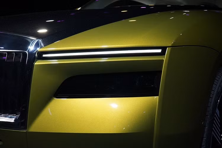 Mẫu xe Rolls-Royce Spectre chạy điện này mang trên mình thiết kế coupe 2 cửa với kích thước lớn, bao gồm chiều dài 5.453 mm, chiều rộng 2.080 mm, chiều cao 1.559 mm và chiều dài cơ sở 3.210 mm. Ngoài ra, xe còn có trọng lượng lên đến 2.975 kg và bán kính vòng quay tối thiểu 12,7 m.