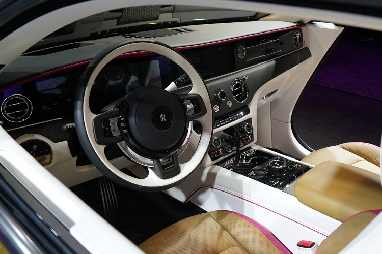 Đặc biệt, Spectre còn là mẫu xe Rolls-Royce đầu tiên có bầu trời sao trên tapi cửa. Tổng cộng, hãng Rolls-Royce đã dùng hơn 5.500 đèn LED cho cả trần xe và tapi cửa. Ngoài ra, xe còn có vô lăng 3 chấu, tích hợp các phím chức năng và bảng đồng hồ kỹ thuật số nối liền với màn hình cảm ứng trung tâm.