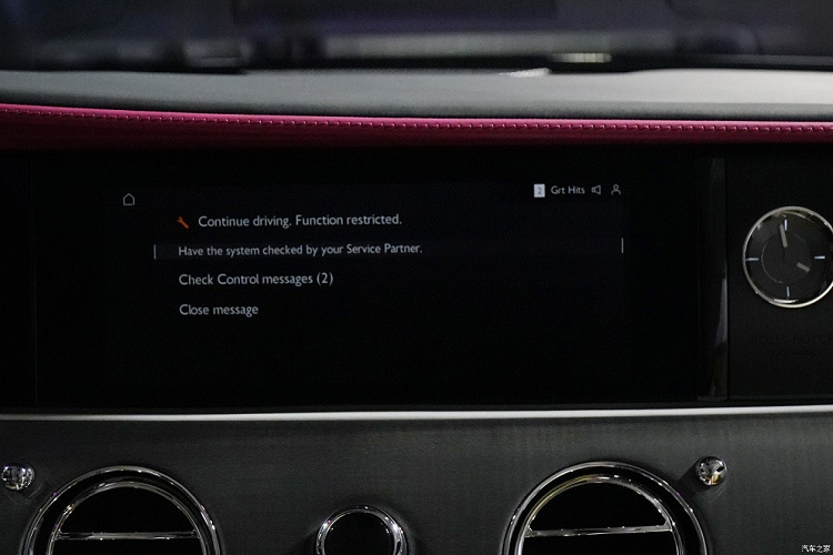 Không chỉ sang trọng, Rolls-Royce Spectre còn mạnh mẽ với mô-tơ điện có công suất tối đa 430 kW (khoảng 576 mã lực) và mô-men xoắn cực đại 900 Nm. Nhờ đó, xe có thể tăng tốc từ 0-100 km/h trong thời gian 4,5 giây và chạy được 585 km sau khi sạc đầy pin theo chu trình thử nghiệm CLTC tại Trung Quốc.