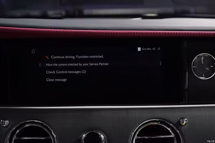 Không chỉ sang trọng, Rolls-Royce Spectre còn mạnh mẽ với mô-tơ điện có công suất tối đa 430 kW (khoảng 576 mã lực) và mô-men xoắn cực đại 900 Nm. Nhờ đó, xe có thể tăng tốc từ 0-100 km/h trong thời gian 4,5 giây và chạy được 585 km sau khi sạc đầy pin theo chu trình thử nghiệm CLTC tại Trung Quốc.