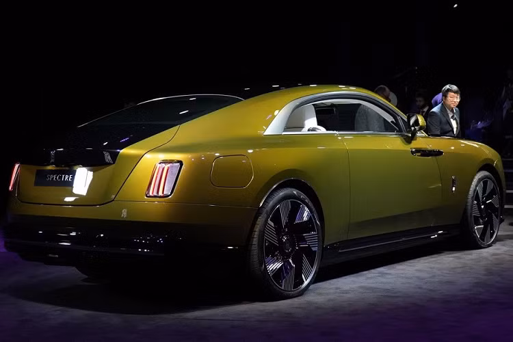 Trong khi đó, theo chu trình thử nghiệm của EPA tại Mỹ, mẫu ôtô điện này có quãng đường di chuyển là 515 km. Dự kiến, Rolls-Royce Spectre sẽ chính thức được giao cho khách hàng Trung Quốc vào cuối quý IV năm nay.