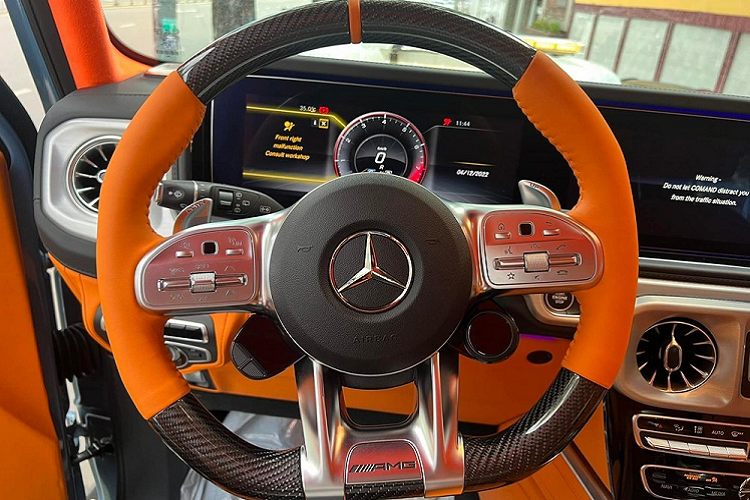 Không chỉ chọn ngoại thất xe màu China Blue khá ấn tượng, bên trong khoang lái chiếc SUV hạng sang Mercedes-AMG G63 mới này còn nhiều chi tiết bọc da màu cam nổi bần bật và tùy chọn carbon càng khiến xe trở nên đẳng cấp. Người đi đầu trong trào lưu chơi xe Mercedes-AMG G63 màu China Blue là Cường Đô la và Đàm Thu Trang.