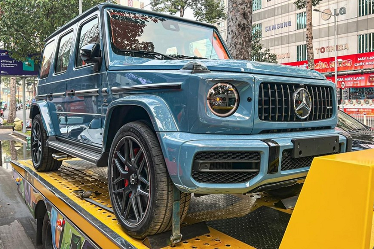 Thay vào đó, ngoại thất chiếc xe này có màu China Blue. Hiện số lượng xe Mercedes-AMG G63 màu xanh China không quá 12 chiếc tại Việt Nam. Nhưng điểm làm nên sự khác lạ của nó so với những chiếc khác, chính là việc nội thất xe được bọc da màu cam phong cách của Hermes.