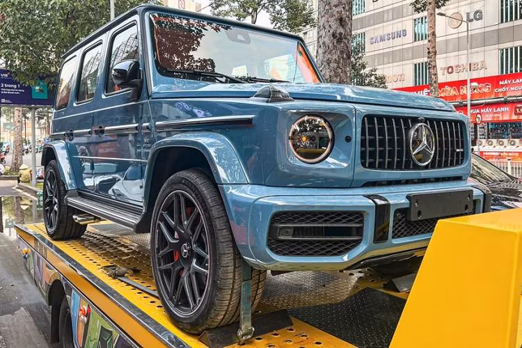 Thay vào đó, ngoại thất chiếc xe này có màu China Blue. Hiện số lượng xe Mercedes-AMG G63 màu xanh China không quá 12 chiếc tại Việt Nam. Nhưng điểm làm nên sự khác lạ của nó so với những chiếc khác, chính là việc nội thất xe được bọc da màu cam phong cách của Hermes.