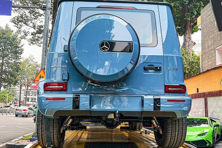Mới đây nhất, hình ảnh một chiếc SUV hạng sang Mercedes-AMG G63 nằm trên xe cứu hộ xuất hiện tại 1 công ty chuyên bán siêu xe ở TP HCM đã nhận được sự quan tâm không nhỏ của giới nhà giàu Việt. Nếu chiếc xe Mercedes-AMG G63 này có phối màu ngoại thất là đen hay trắng như xe Mercedes-AMG G63 của Hiền Hồ chắc hẳn không thu hút sự chú ý đến vậy. 