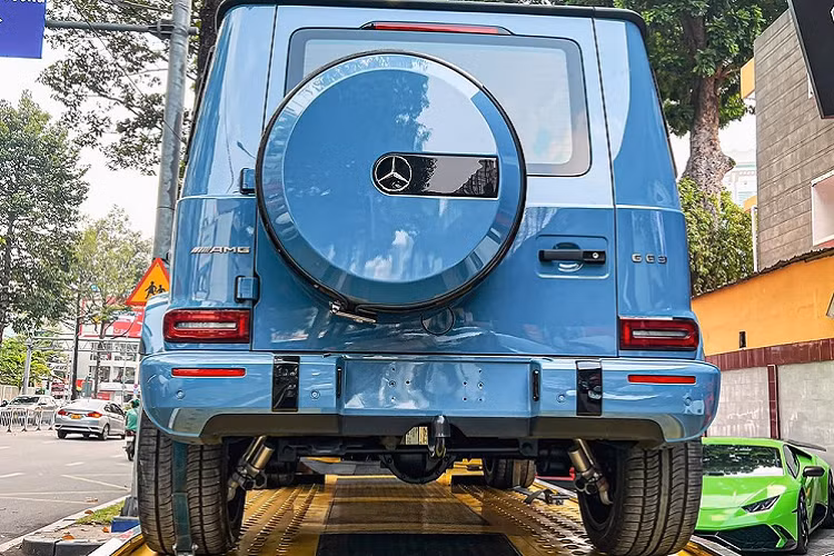 Mới đây nhất, hình ảnh một chiếc SUV hạng sang Mercedes-AMG G63 nằm trên xe cứu hộ xuất hiện tại 1 công ty chuyên bán siêu xe ở TP HCM đã nhận được sự quan tâm không nhỏ của giới nhà giàu Việt. Nếu chiếc xe Mercedes-AMG G63 này có phối màu ngoại thất là đen hay trắng như xe Mercedes-AMG G63 của Hiền Hồ chắc hẳn không thu hút sự chú ý đến vậy. 