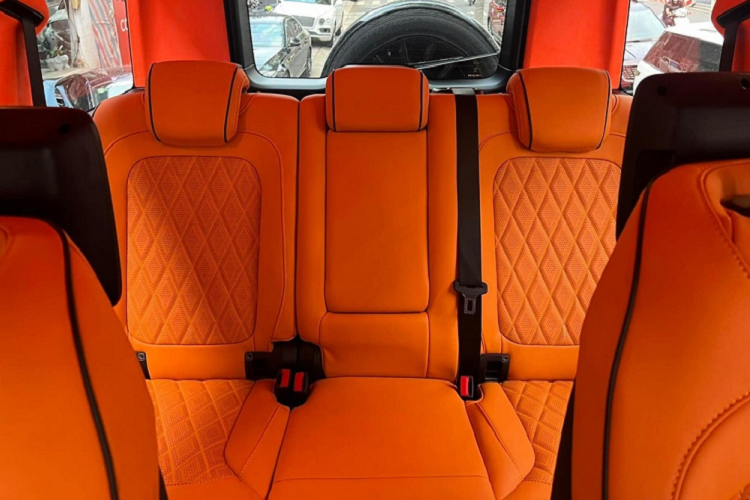 Ngoài tông màu nổi này ra, dễ dàng nhận thấy bên trong khoang lái chiếc xe SUV hạng sang Mercedes-AMG G63 mới có mặt tại TP HCM còn có rất nhiều tùy chọn carbon và tất nhiên là không thiếu các chi tiết nhôm, hay một số điểm nhấn được xử lý với tông màu đen