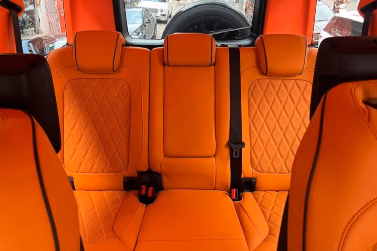 Ngoài tông màu nổi này ra, dễ dàng nhận thấy bên trong khoang lái chiếc xe SUV hạng sang Mercedes-AMG G63 mới có mặt tại TP HCM còn có rất nhiều tùy chọn carbon và tất nhiên là không thiếu các chi tiết nhôm, hay một số điểm nhấn được xử lý với tông màu đen