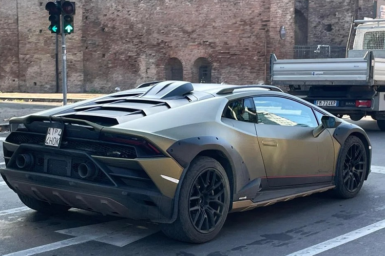 Mặc dù đã được nâng gầm và tăng thêm chiều cao nhưng Lamborghini Huracan Sterrato vẫn thấp hơn so với gầm một chiếc xe tải trên đường phố nước Ý. Kích thước của xe cũng không lớn hơn bao nhiêu so với chiếc Nissan Micra đang chờ đèn đỏ ở bên cạnh.