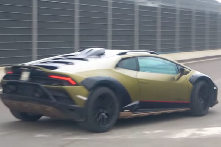 Một số khu vực khác của xe cũng được gia cố, bảo vệ để tăng độ cứng cáp tổng thể cho Huracan Sterrato. Theo dự kiến, Lamborghini sẽ chính thức giới thiệu phiên bản thương mại của Huracan Sterrato tại Art Basel ở Miami, Mỹ, vào ngày 30/11 tới đây.