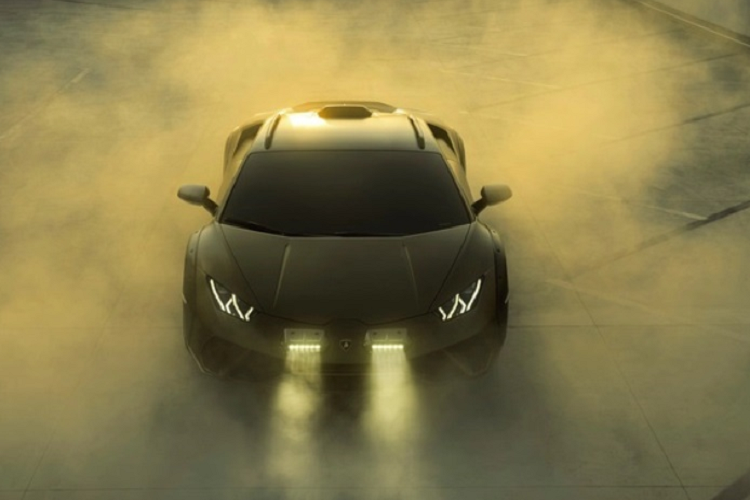 Tiếp theo, trong một video được đăng tải bởi kênh YouTube Varryx, bạn có thể thấy Lamborghini Huracan Sterrato đang rẽ trái ở một khúc cua. Âm thanh bạn nghe thấy trong video chính là tiếng của khối động cơ V10 trên xe. Lamborghini hiện vẫn chưa cho biết Huracan Sterrato sẽ sử dụng loại động cơ nào.