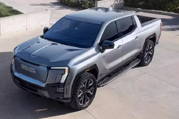 Tương tự Hummer EV, Sierra EV cũng có hệ thống lái bốn bánh chủ động giúp xe có thể di chuyển theo đường chéo. Hệ thống treo thích ứng giúp nâng xe lên khoảng 51 mm. Tại Mỹ, mức giá xe GMC Sierra EV Denali Edition 1 có giá bán từ 107.000 USD (khoảng 2,6 tỷ đồng).