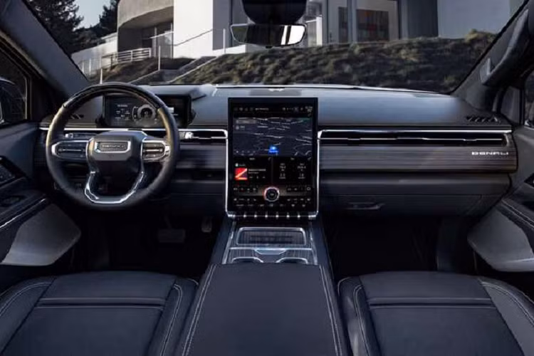 Trong khi đó các cổng gió điều hòa chạy ngang thân xe được mạ chrome nổi bật, vô-lăng 4 chấu cũng được mạ chrome ở nhiều chi tiết và tích hợp nhiều nút chức năng. Xe cũng được trang bị đồng hồ kỹ thuật số với kích thước 11 inch đi kèm hiển thị head-up.Là một mẫu xe bán tải cỡ lớn, Sierra EV có đến 14 chế độ xem camera để quan sát xung quanh xe.