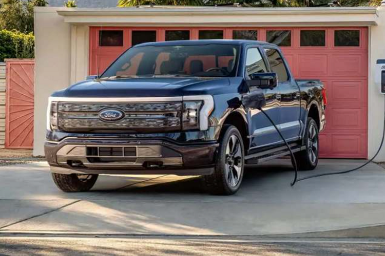 Bằng quyết định sử dụng pin lithium sắt phosphate trên Ford Mustang Mach-E và F-150 Lightning trong tương lai, Ford có thể giảm giá bán cho hai mẫu ôtô điện này, hoặc thông qua đó nâng cao tỷ suất lợi nhuận tổng thể. Theo báo cáo, mảng xe điện của tập đoàn ôtô Mỹ đang không có lãi nhưng Ford vẫn đặt mục tiêu đạt tỷ suất lợi nhuận trước thuế cho riêng mảng xe điện ở mức 8% vào năm 2026.