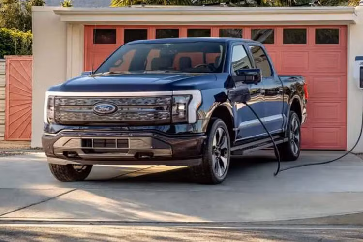 Bằng quyết định sử dụng pin lithium sắt phosphate trên Ford Mustang Mach-E và F-150 Lightning trong tương lai, Ford có thể giảm giá bán cho hai mẫu ôtô điện này, hoặc thông qua đó nâng cao tỷ suất lợi nhuận tổng thể. Theo báo cáo, mảng xe điện của tập đoàn ôtô Mỹ đang không có lãi nhưng Ford vẫn đặt mục tiêu đạt tỷ suất lợi nhuận trước thuế cho riêng mảng xe điện ở mức 8% vào năm 2026.