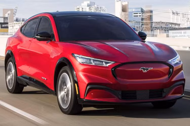 Ford kỳ vọng mở rộng tốc độ sản xuất ôtô điện lên con số 600.000 xe mỗi năm trên phạm vi toàn cầu vào cuối năm 2023. Tập đoàn này thậm chí tham vọng tiến đến con số 2 triệu xe xuất xưởng vào cuối năm 2026. Hãng dự kiến tỷ lệ tăng trưởng kép hàng năm với xe điện sẽ đạt đỉnh 90% vào năm 2026. Trước đó vào tháng 3, Ford đã tăng mức chi tiêu cho xe điện từ 30 tỷ USD vào năm 2026 lên mức 50 tỷ USD.