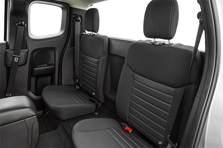 Bên trong cấu hình Standard Cab có bảng đồng hồ với màn hình màu 8 inch, 2 ổ điện 12V, ghế bọc nỉ, ghế trước chỉnh tay 4 hướng, vô lăng bọc da PU tích hợp phím chỉnh âm lượng, hệ thống thông tin giải trí SYNC 4A đi kèm màn hình cảm ứng 10,1 inch, hỗ trợ Apple CarPlay/Android Auto, tính năng ra lệnh bằng giọng nói, 2 cổng USB và 2 loa.