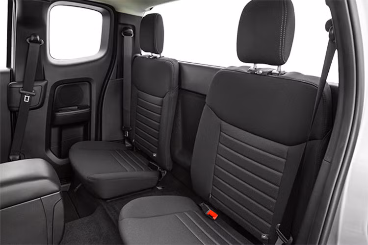 Bên trong cấu hình Standard Cab có bảng đồng hồ với màn hình màu 8 inch, 2 ổ điện 12V, ghế bọc nỉ, ghế trước chỉnh tay 4 hướng, vô lăng bọc da PU tích hợp phím chỉnh âm lượng, hệ thống thông tin giải trí SYNC 4A đi kèm màn hình cảm ứng 10,1 inch, hỗ trợ Apple CarPlay/Android Auto, tính năng ra lệnh bằng giọng nói, 2 cổng USB và 2 loa.