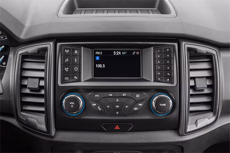 Lên đến cấu hình Double Cab, Ford Ranger 2022 bản XL và XL+ mới có 4 cửa, 6 túi khí cũng như dây đai an toàn 3 vị trí cho ghế sau.