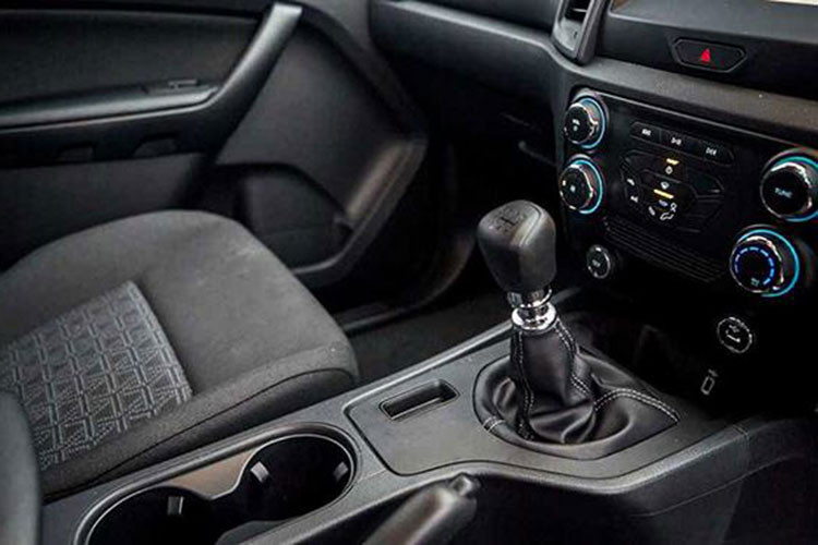 Trong khi đó, trang bị an toàn tiêu chuẩn của cấu hình Standard Cab chỉ có 2 túi khí, hệ thống phanh chống bó cứng ABS và phân bổ lực phanh điện tử. Tiếp đến là cấu hình Open Cab, có thêm gương chiếu hậu chỉnh điện, bệ bước chân và vành hợp kim 16 inch (ở phiên bản Hi-Rider), ghế bọc nỉ cao cấp cũng như 4 loa.