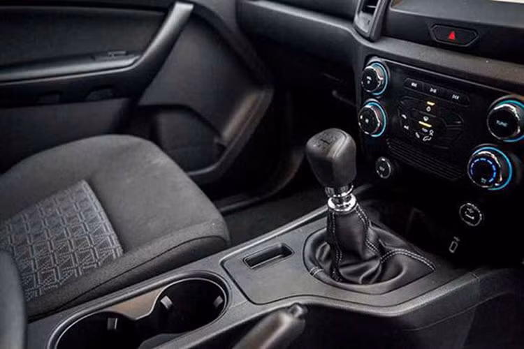 Trong khi đó, trang bị an toàn tiêu chuẩn của cấu hình Standard Cab chỉ có 2 túi khí, hệ thống phanh chống bó cứng ABS và phân bổ lực phanh điện tử. Tiếp đến là cấu hình Open Cab, có thêm gương chiếu hậu chỉnh điện, bệ bước chân và vành hợp kim 16 inch (ở phiên bản Hi-Rider), ghế bọc nỉ cao cấp cũng như 4 loa.