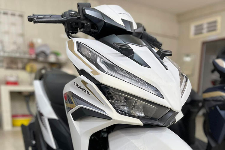 Về ngoại hình, thay đổi dễ nhận thấy nhất là phần đầu được làm gọn gàng và góc cạnh hơn, ốp 2 bên có thêm khe gió thật thay vì chỉ là đường gân giả ở đời cũ. Bên cạnh đó, mẫu xe tay ga của Honda còn được bổ sung hộc chứa đồ phía trước tích hợp cổng USB để sạc các thiết bị di động.