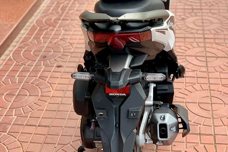 Trên phiên bản cao cấp, xe được trang bị chìa khoá thông minh và tính năng ngắt động cơ tạm thời Idling Stop.