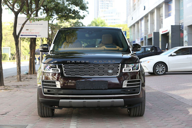 Trước khi đại gia siêu xe Minh Nhựa chia sẻ cùng chiếc Range Rover SVAutobiography này, xe được trưng bày tại 1 showroom chuyên bán xe siêu sang ở Sài thành và ông chủ cũng là bạn rất thân với đại gia ngành nhựa này. Hiện vẫn chưa rõ Minh Nhựa có mua lại chiếc SUV hạng sang Range Rover SVAutobiography đời cũ này hay chỉ đơn giản trải nghiệm?