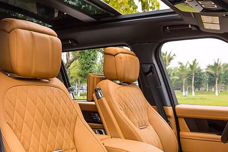 Bên trong khoang lái xe Range Rover SVAutobiography mang biển cặp thần tài nhỏ còn có các trang bị nổi bật như hệ thống giải trí InControl Touch Pro Duo sử dụng 2 màn hình cảm ứng 10 inch trên bảng điều khiển trung tâm. Hàng ghế sau có thêm 2 màn hình giải trí, đồng hồ Zenith, bàn làm việc và hộc đựng đồ lớn khá tiện ích.