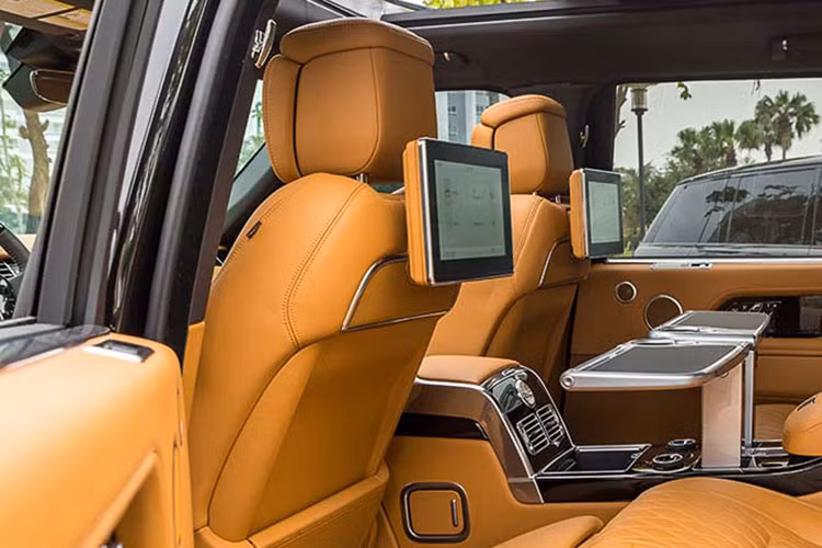 Cuối cùng, SUV hạng sang Range Rover SVAutobiography sở hữu khối động cơ "khủng" khi được trang bị "trái tim" V8, dung tích 5.0 lít, siêu nạp, sản sinh ra công suất tối đa 565 mã lực và mô-men xoắn cực đại lên đến 700 Nm. Động cơ kết hợp cùng hộp số tự động 8 cấp, nhờ đó, chiếc xe có khả năng tăng tốc từ vị trí xuất phát lên 100 km/h chỉ trong thời gian 5,2 giây trước khi đạt tốc độ tối đa lên tới 225 km/h.